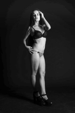 keten pijama seksi esmer, stüdyoda poz, koyu fotoğraflar, zarif model, güzel makyaj, paslı stüdyo fotoğraf stüdyosu duvarlar üfleme