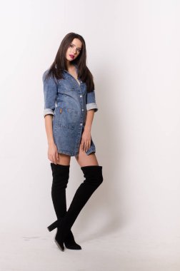 Bir elbise bir bel arka plan üzerinde güzel seksi esmer