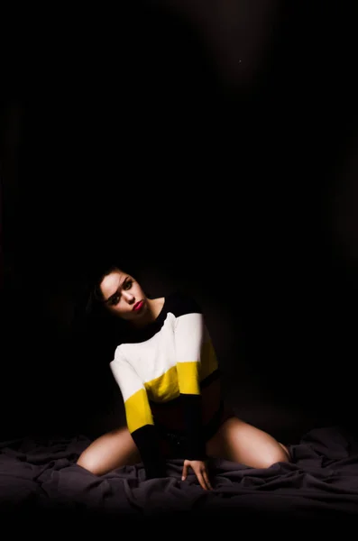 Giovane bella donna in una bruna di lusso di lino alla moda nello Studio. — Foto Stock