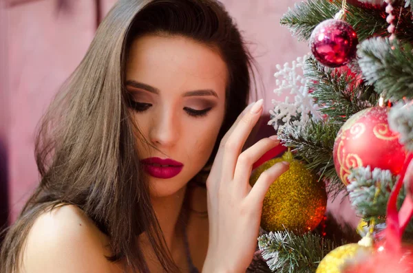 Close up retrato de beleza de mulher encantadora elegante incrível com brilhante compõem em suéter quente sobre fundo de Natal luz. Penteado ondulado perfeito  . — Fotografia de Stock