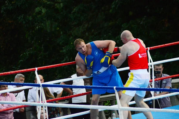 Lutsk Volyn region Ukrajina, 25.08.17. Boxerské soutěže na otevřeném vzduchu. Ukrajina-Polsko. — Stock fotografie