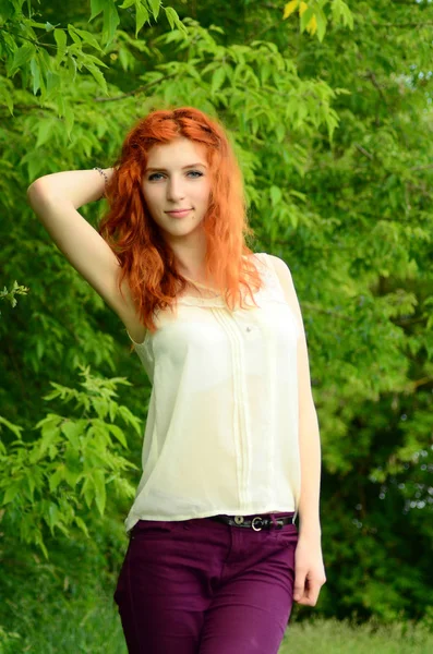 Ein junges schönes Erz-Mädchen kaukasischen Aussehens hat Spaß mit Ananas. Platz für Text.vegan, Vegetarismus, gesunder Lebensstil, positives Konzept — Stockfoto