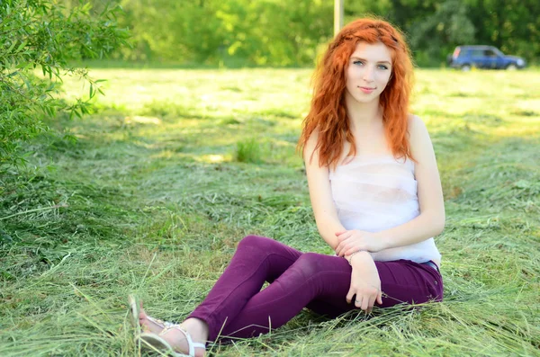 Een jong mooi erts meisje van de Kaukasische verschijning is het hebben van plezier met ananas. Plaats voor tekst. Veganistisch, vegetarisme, gezonde levensstijl, positief concept — Stockfoto