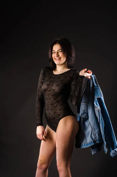 Junge schöne Mädchen nackt isoliert auf einem schwarzen Hintergrund — Stockfoto