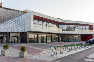 büyük alışveriş merkezi renkli kırmızı ve turuncu panelleri ile alüminyum cephe detayları