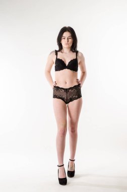 Mavi üzerine beyaz izole iç çamaşırı giyen güzel ve seksi kadın