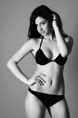 Uzun saçlı güzel genç ince kız (kadın), bir w giyiyor