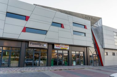 büyük alışveriş merkezi renkli kırmızı ve turuncu panelleri ile alüminyum cephe detayları