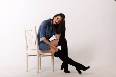 Bir elbise bir bel arka plan üzerinde güzel seksi esmer