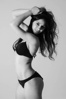 Uzun saçlı güzel genç ince kız (kadın), bir w giyiyor