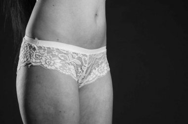 çok güzel ince model poz koyu arka planı