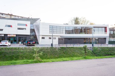 büyük alışveriş merkezi renkli kırmızı ve turuncu panelleri ile alüminyum cephe detayları