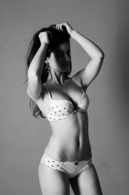 Uzun saçlı güzel genç ince kız (kadın), bir w giyiyor