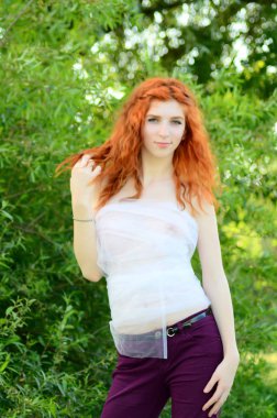 Kafkas görünümünden bir genç güzel cevheri kız ananas ile eğleniyor. Metin için yerleştirin. Vegan, vegetarianizm, sağlıklı yaşam tarzı, pozitif konsept