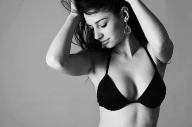 Uzun saçlı güzel genç ince kız (kadın), bir w giyiyor