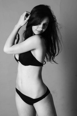 Uzun saçlı güzel genç ince kız (kadın), bir w giyiyor