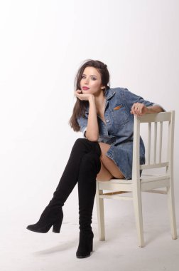 Bir elbise bir bel arka plan üzerinde güzel seksi esmer