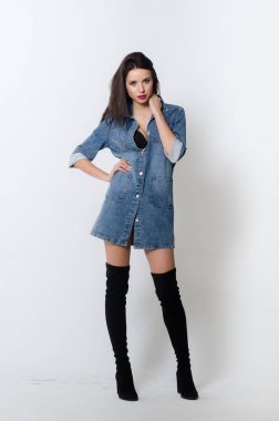 Bir elbise bir bel arka plan üzerinde güzel seksi esmer