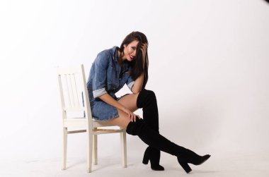 Bir elbise bir bel arka plan üzerinde güzel seksi esmer