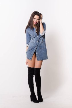 Bir elbise bir bel arka plan üzerinde güzel seksi esmer