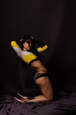 Stüdyoda şık keten bir esmer içinde güzel bir kadın..