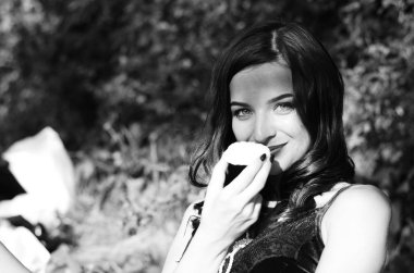 Lüks, komik, baştan çıkarıcı dudakları olan, manikürlü tırnakları olan, arka planda şekerleme yiyen, yakın plan portresi olan güzel bir kadının siyah ve beyaz fotoğrafçılığı..