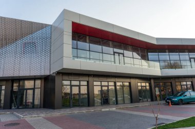 büyük alışveriş merkezi renkli kırmızı ve turuncu panelleri ile alüminyum cephe detayları