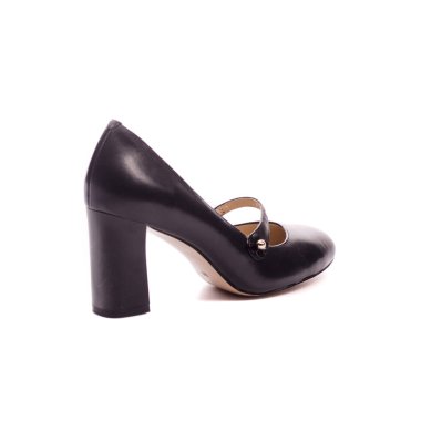 Beyaz arka planda izole siyah kadın ayakkabıları.