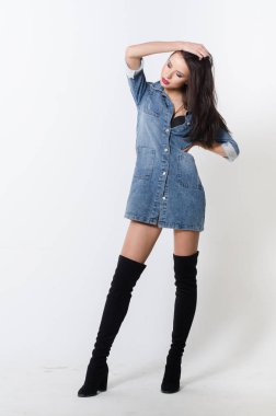 Bir elbise bir bel arka plan üzerinde güzel seksi esmer