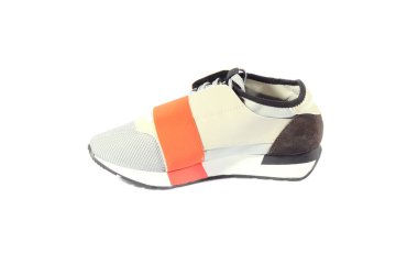 Beyaz arka plan üzerinde izole kadın spor ayakkabı.