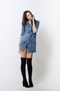 Bir elbise bir bel arka plan üzerinde güzel seksi esmer