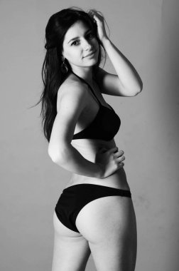 Uzun saçlı güzel genç ince kız (kadın), bir w giyiyor