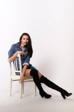 Bir elbise bir bel arka plan üzerinde güzel seksi esmer