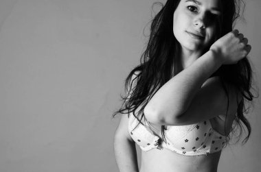 Uzun saçlı güzel genç ince kız (kadın), bir w giyiyor