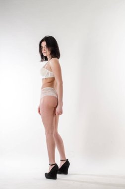 Mavi üzerine beyaz izole iç çamaşırı giyen güzel ve seksi kadın