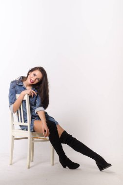 Bir elbise bir bel arka plan üzerinde güzel seksi esmer