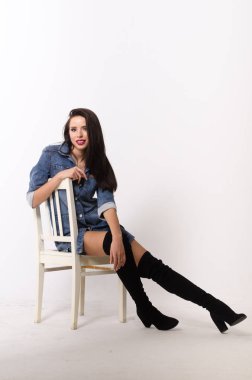 Bir elbise bir bel arka plan üzerinde güzel seksi esmer