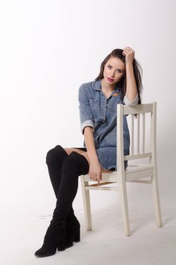 Bir elbise bir bel arka plan üzerinde güzel seksi esmer