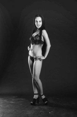 keten pijama seksi esmer, stüdyoda poz, koyu fotoğraflar, zarif model, güzel makyaj, paslı stüdyo fotoğraf stüdyosu duvarlar üfleme