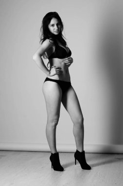 Uzun saçlı güzel genç ince kız (kadın), bir w giyiyor