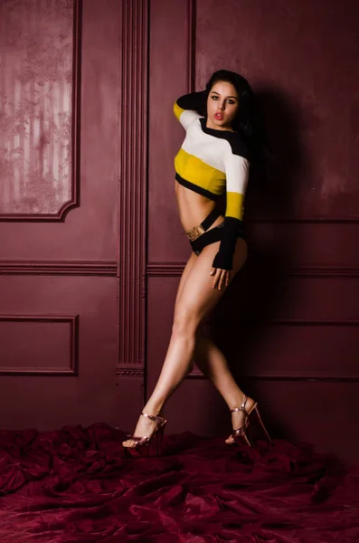 Jonge mooie vrouw in een modieuze linnen luxe brunette in de studio — Stockfoto