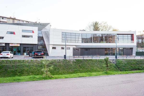 büyük alışveriş merkezi renkli kırmızı ve turuncu panelleri ile alüminyum cephe detayları