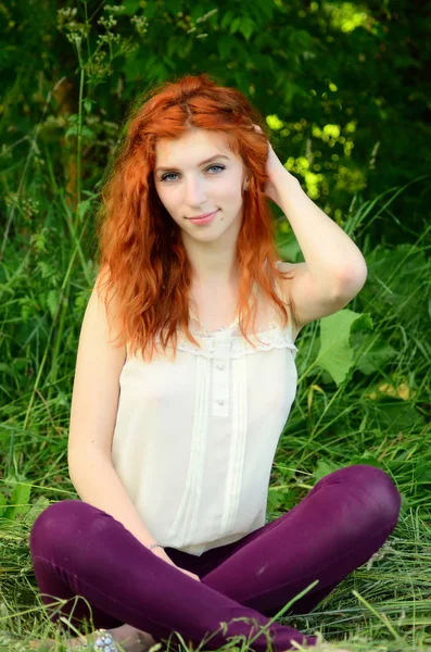 Młoda piękna ruda dziewczyna z kaukaski wygląd jest zabawy z ananasem. Miejsce na tekst. Wegańskie, wegetarianizm, zdrowy styl życia, pozytywna koncepcja — Zdjęcie stockowe