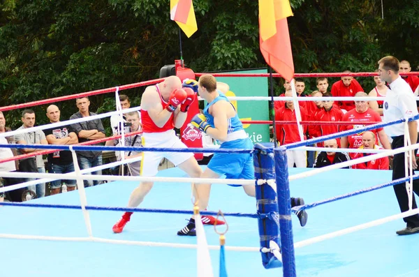 Región de Lutsk Volyn Ucrania, 25.08.17. competiciones de boxeo al aire libre. Ucrania vs. Polonia . — Foto de Stock