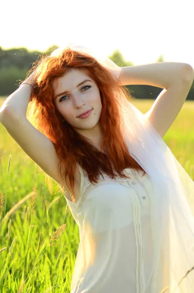 Młoda piękna ruda dziewczyna z kaukaskiego wyglądu ma — Zdjęcie stockowe