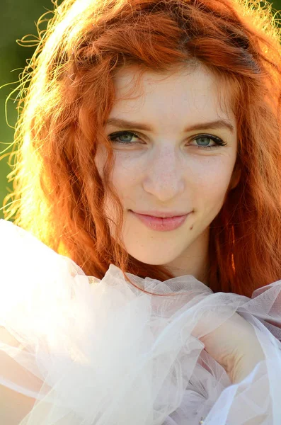 백인 외관의 젊은 아름다운 광석 소녀가 — 스톡 사진