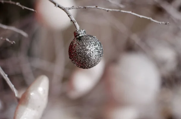 Kerstboom verlichting reflecteren van glazen ballen en spiegel — Stockfoto