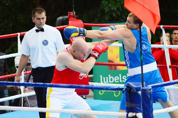 Lutsk Volyn regio Oekraïne, 25.08.17. Boksen wedstrijden in de open lucht. Oekraïne VS. Polen. — Stockfoto