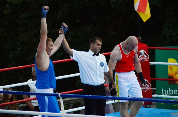 Lutsk Volyn regio Oekraïne, 25.08.17. Boksen wedstrijden in de open lucht. Oekraïne VS. Polen. — Stockfoto