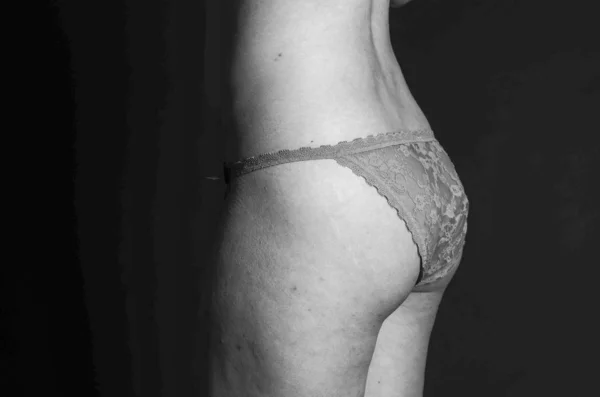 Σέξι μελαχρινή σε εσώρουχα ενάντια στο σκοτεινό φόντο — Φωτογραφία Αρχείου
